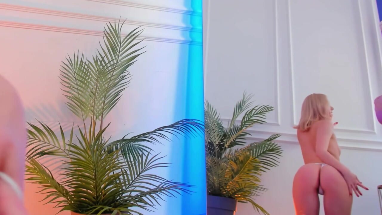 Cassie_palmer - the girl caresses herself show 4