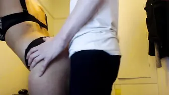 jadeblows  Fucks her finger