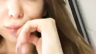 Armur Sexy lady jerks off pussy with vibrator