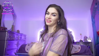 chroniclove Naked babe sucks dildo