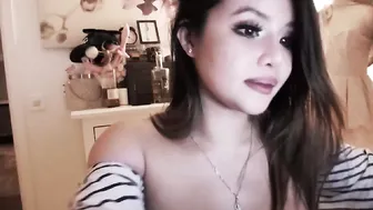 sunhiee Gorgeous teen rides sex toy