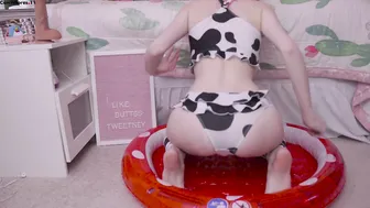 cute_girl Pretty woman undressed in front of the camera and masturbates in the chair