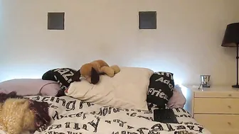 siswet19 Naughty chick gets nude and jerks off