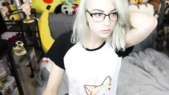 LunaLamb Amazing babe jerking her shaved cunt