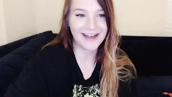 ivysrevenge Beauty fucks herself in front of the webcam