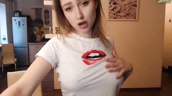 lolly__pop играет с своей не дотраханной пилоткой