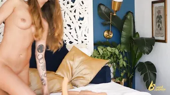 beachbunniebabe gorgeous runt is playing a point with a sex toy