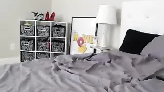 elaysmith exquisite bitch gently jerks her pussy