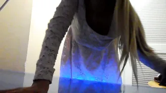 Tanning elegant chick fucks juicy ass