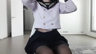 Elles sexy babe plays with pussy