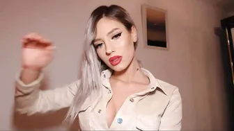 i_am_sarahxxx pretty lady gently masturbates cunt