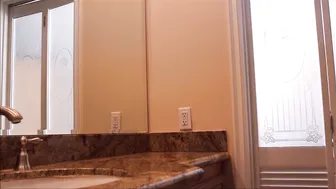 RaeRiley skin masturbates pussy