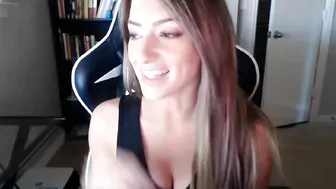 miss_bee beauty is resting with pussy