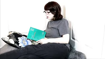 princessberpl manyvids a woman with a wide pelvis gets shaved cunt