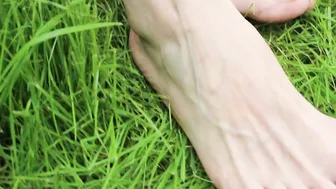 Doris Dawn Groovin' In The Grass