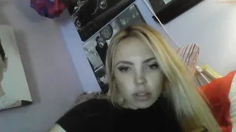 yourbabylynn23 chaturbate cute brunette caresses her charms