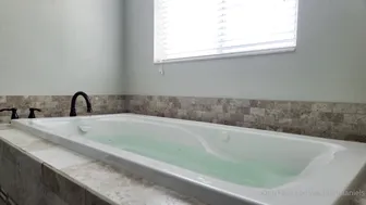 akadanidaniels Bath time can be SOOOOO much fun