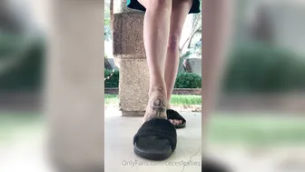 cecesfeetsies 23 05 2020 41352288 House slippers Pointing and flexing in my comfy slip