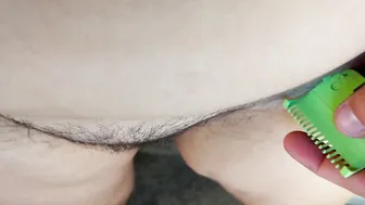 victoriaveritas combing my bush and stretching my pussy