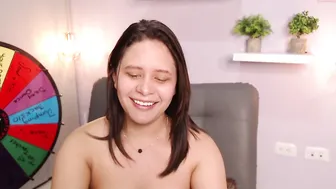 taylor_live and finally decided to jerk off her shaved pussy