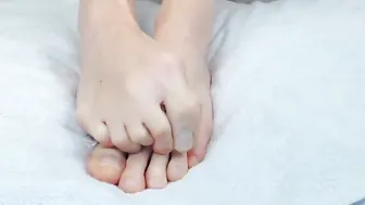 SpanishStar manyvids_WHITE-LOTION-ON-MY-FEET