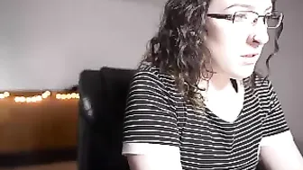 lizzyshaeelogan  Sticks her finger in her pussy