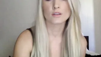 sarinaxoxo  play with her ass and pink pussy