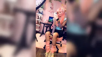 Belle Delphine onlyfans ^Pussy reveal (1)