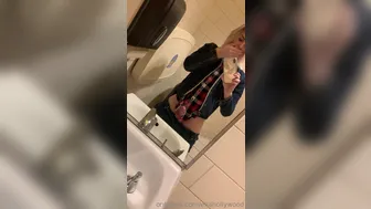 Ella Hollywood _OnlyfansSometimes u just need to get off in the Starbucks bathroom.... (16.05.2019)