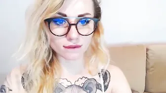 alexa_smith  fucks herself in doggy style