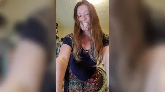 kcupqueen 29 09 2020 129011090 Bouncing out of my crop top