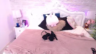 lynnallen_ lustful babe caresses shaved pussy