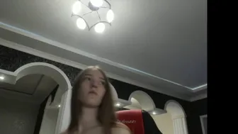 mysat shows her pussy on the chair