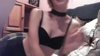 6bwoi9  Webcam hooker rides on her new dildo