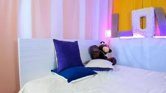 Blon-D-Wine дрочит во фри чате