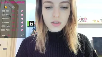 PinkPanterka aka MissFentasy1 широко раздвигает свои промежности