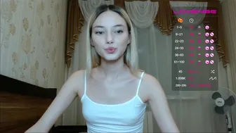 Sweetgirl трахает свои тугие дырочки