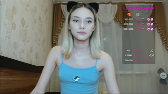 Sweetgirl проникает пальчиком в себя