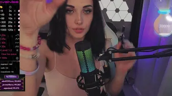 MalinaBo0m трогает свою влажную дырочку промеж ног