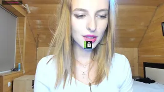 MissFentasy пикантная малышка ласкает себя