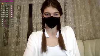 Robin-02 начала трогать свои промежности во фри