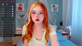 LanaLoy демонстрирует как она себя трахает