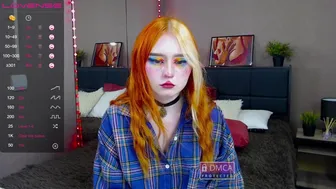 LanaLoy трахает свои влажные промежности