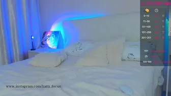 Deva23 раздвигает на камеру свои промежности