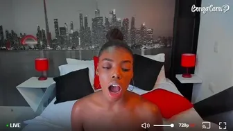 DaisyEscobar трахает себя пальчиком