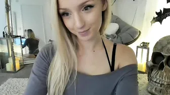 bday_c  Caresses a wet pussy