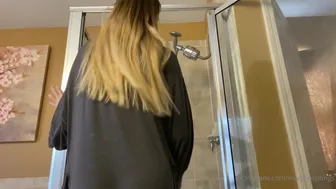 Maddie Springs, maddsprings, maddiesprings Appetizing babe lifts her legs