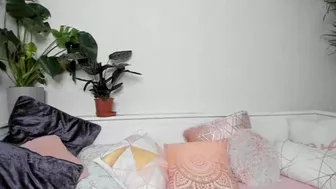 UK Dreamx (ukdreamx) onlyfans Sexy chick demonstrates beautiful body