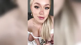 Elle Brooke fingers pussy