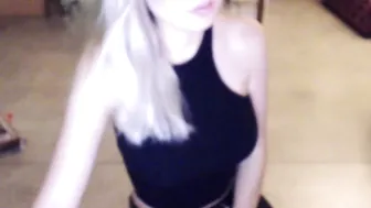 xx_laura_xx  Fucks her finger